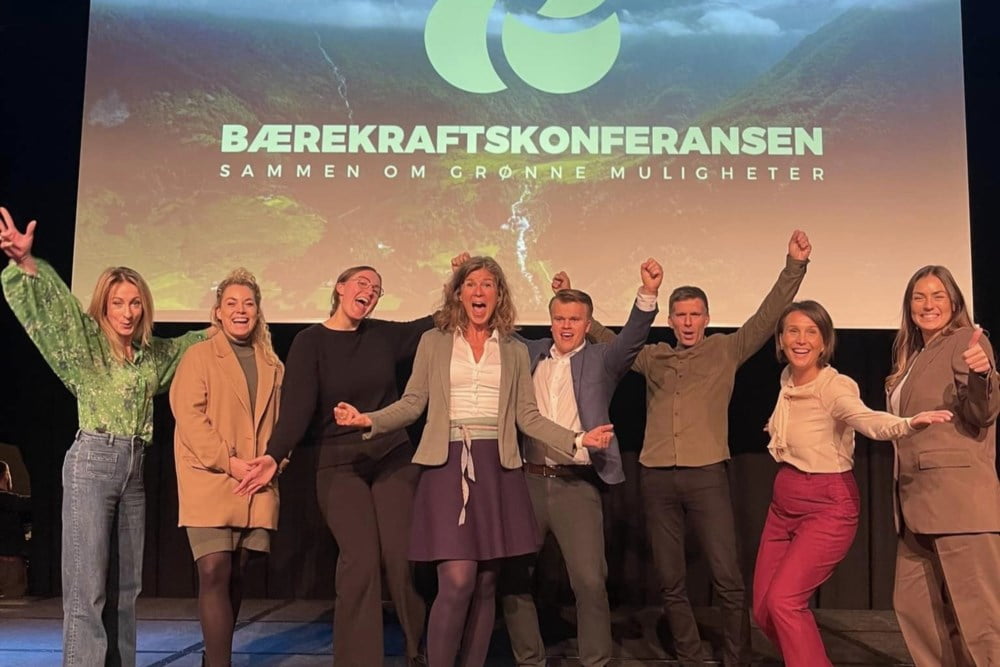 Jublende mennesker på scenen under bærekraftskonferansen i 2022