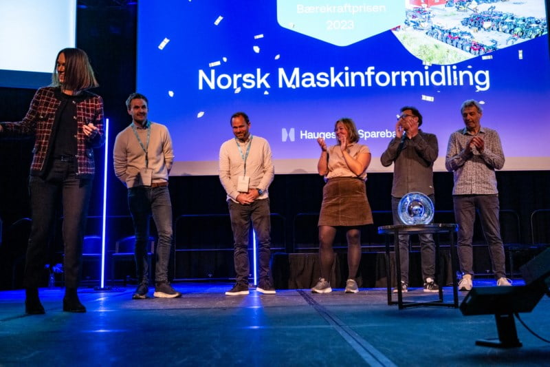 Kandidater til bærekraftprisen 2023 står på scenen og klapper