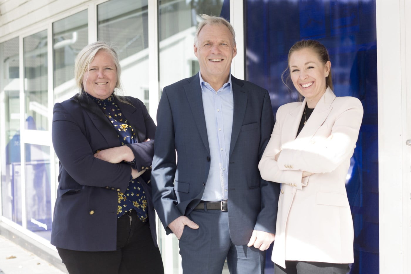 3 bankansatte poserer fremfor inngangsdøren til bankens kontor i Ølen