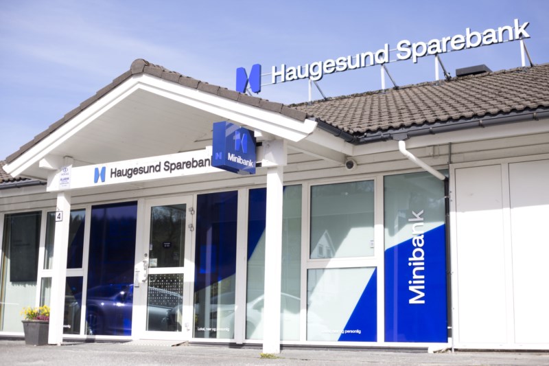 Inngangen til kontoret i Ølen i solskinn