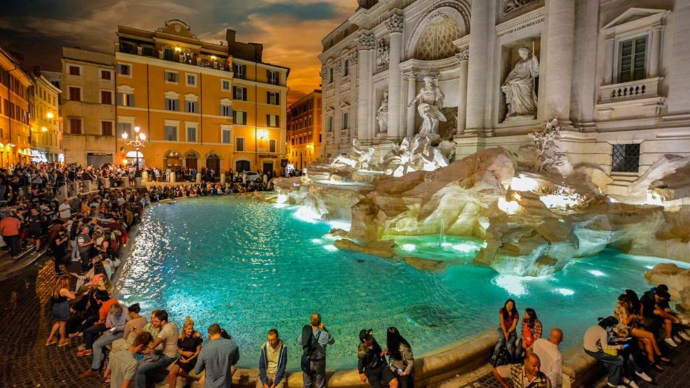 Trevifontenen i Roma om kvelden